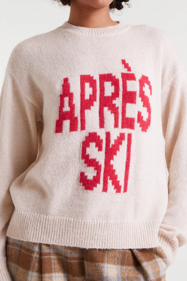 Person wearing a cream sweater with red 'APRèS SKI' text.